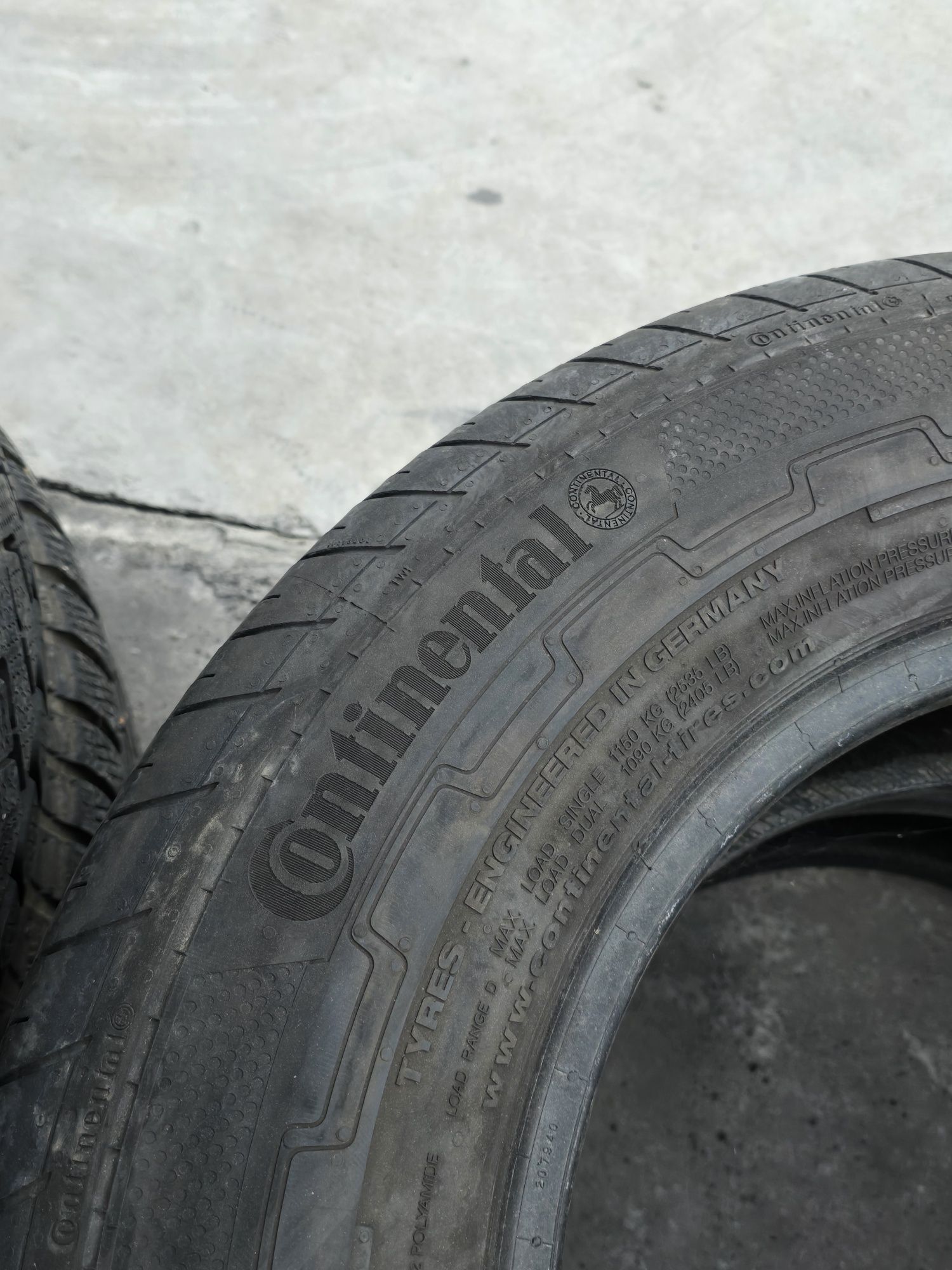 2 Броя Бусови Гуми 215/75/16C Continental 7mm