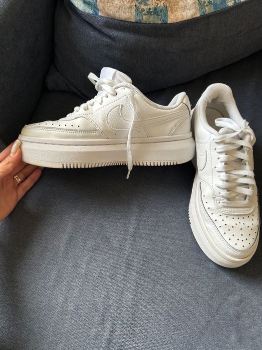 Продавам оригинални обувки на NIKE 38 номер 24,5 см стелка .