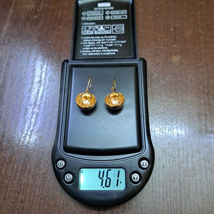 Продам золотые серьги