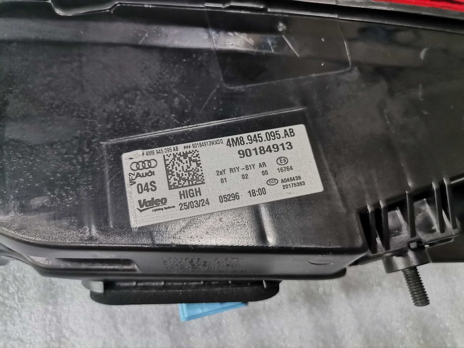 4M8945095AB Нов Carbon Централен Стоп Audi Q8 SQ8 RSQ8