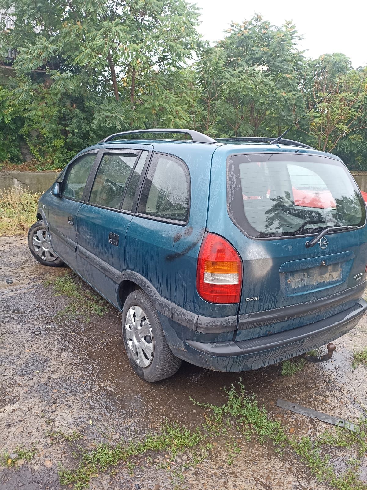 Vând Opel Zafira 1.6 benzina ușor avariat
