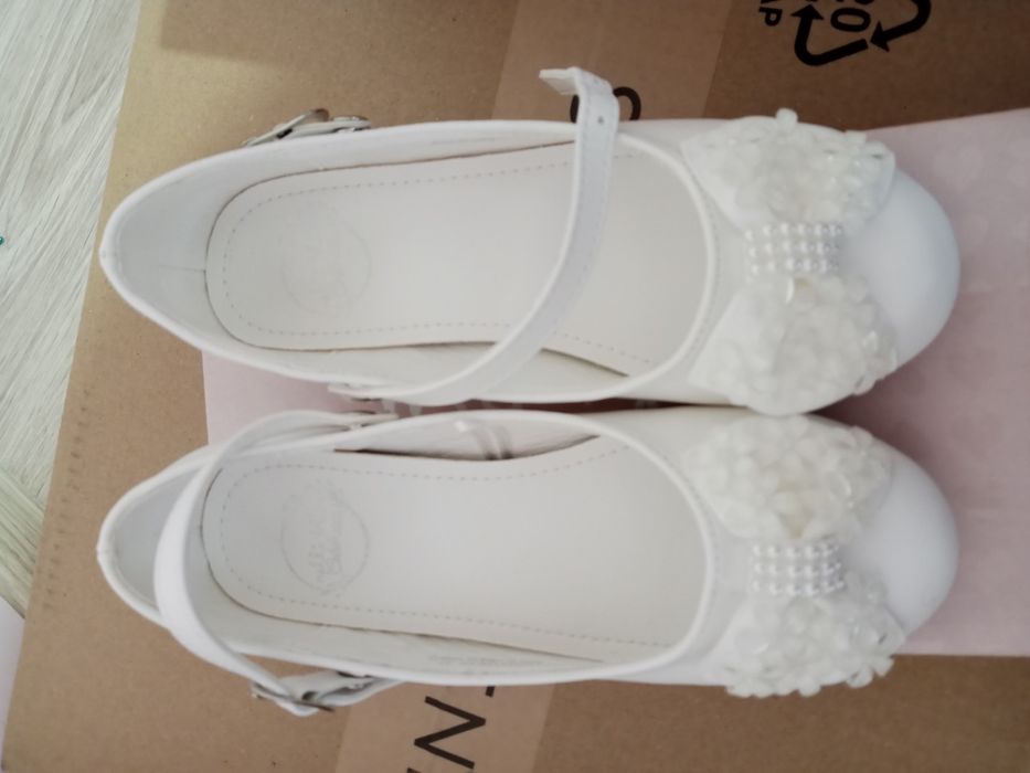 Бели детски официални обувки