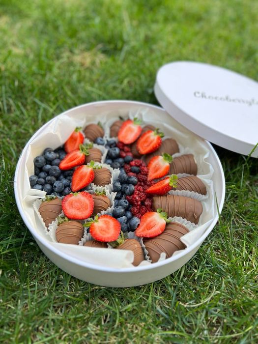 Клубника в шоколаде банан апельсин голубика