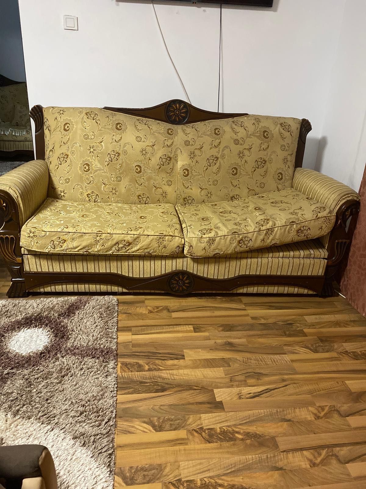 Mobilier din lemn masiv  , sobă de teracotă , canapele ,trotinetă