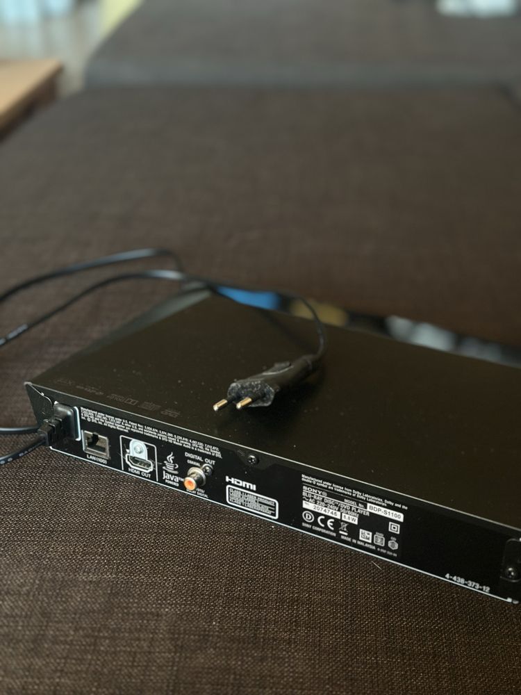 Dvd player с подарък над 50 диска с филми