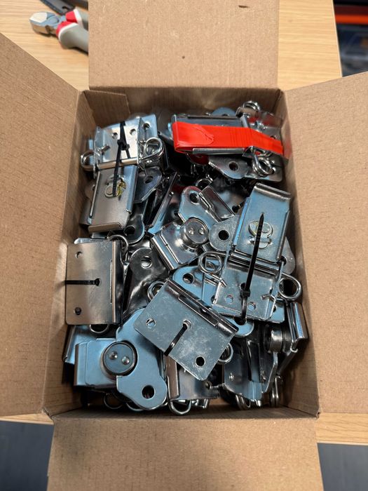 Inchizatori metalice cu fluture de strangere