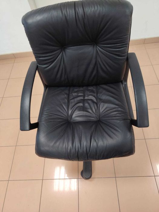 Офис Столoве Естествена Кожа 11 Заседателни 1 Директорски Стол