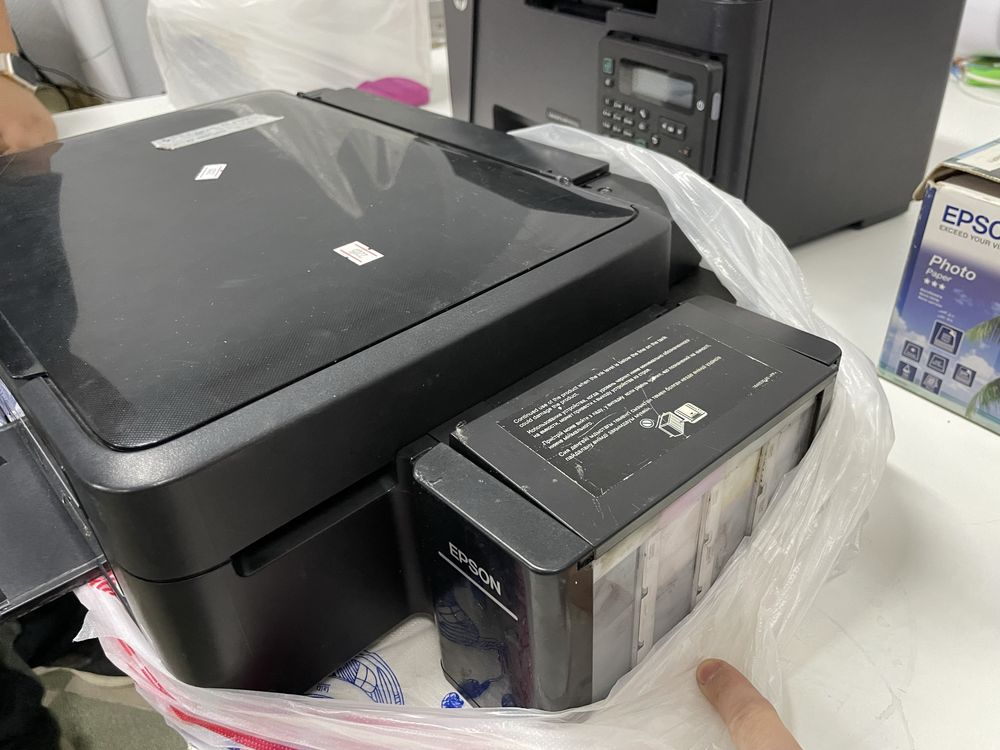 Продам принтер на запчасти epson l366