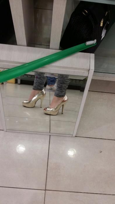 Vand pantofi decupati auri!