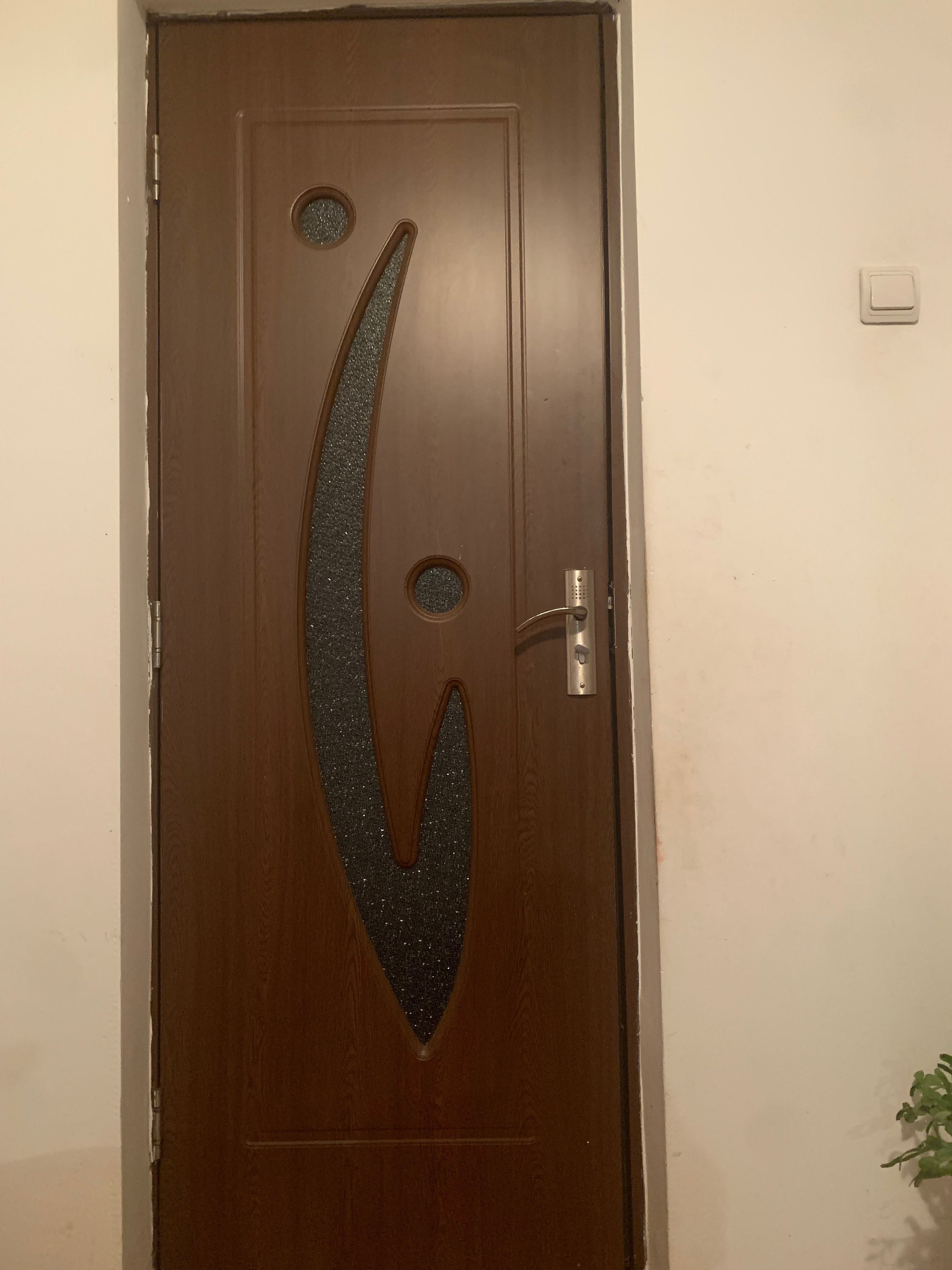 Ușii, aproape noi
