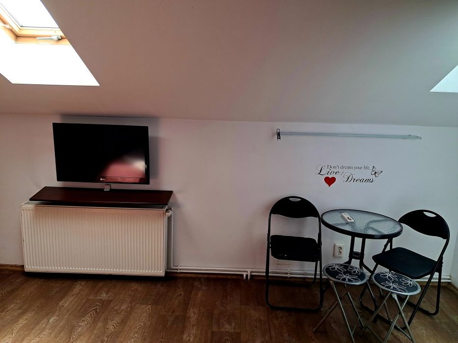 Cazare muncitori români și asiatici