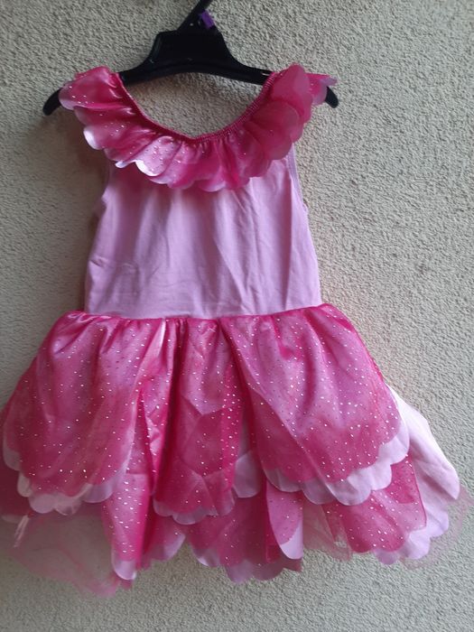 Rochie delicata, roz cu petale, 3-4 ani