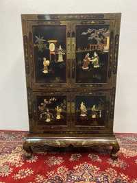 Стар китайски шкаф с орнаменти от нефрит