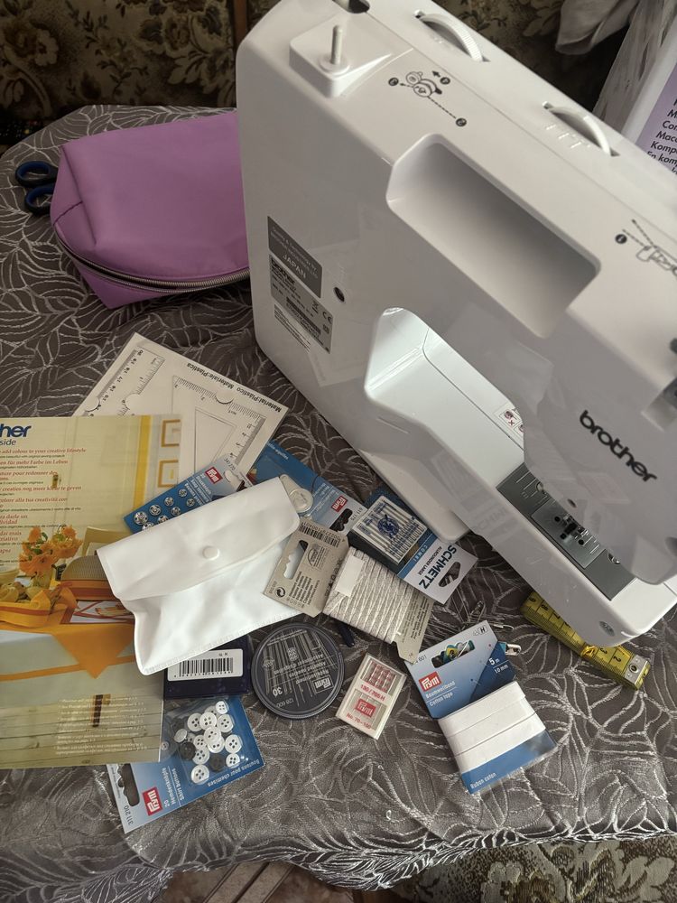 Mașină de cusut complet echipată BROTHER RH127