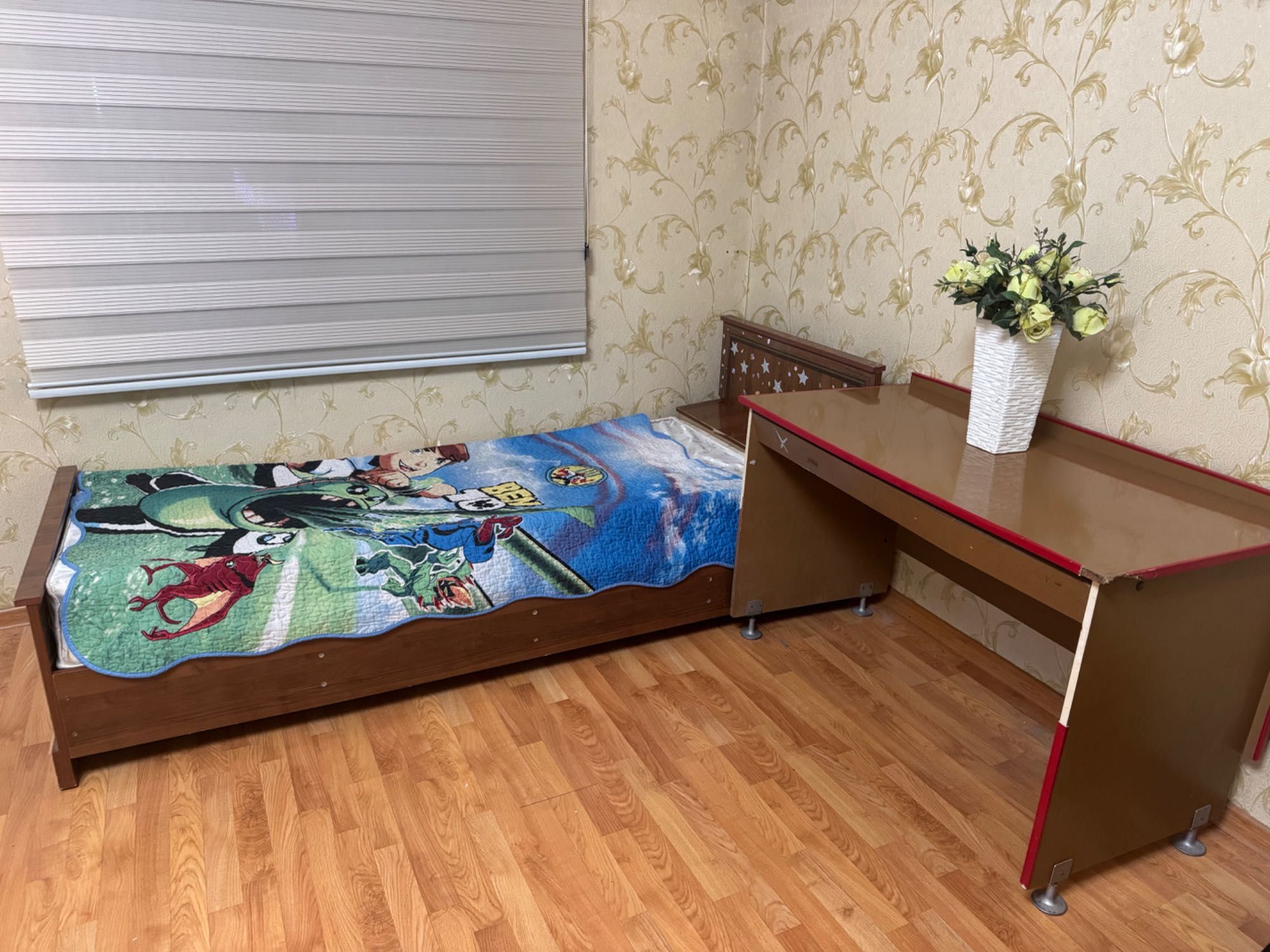 Продаётся кровать и два стола