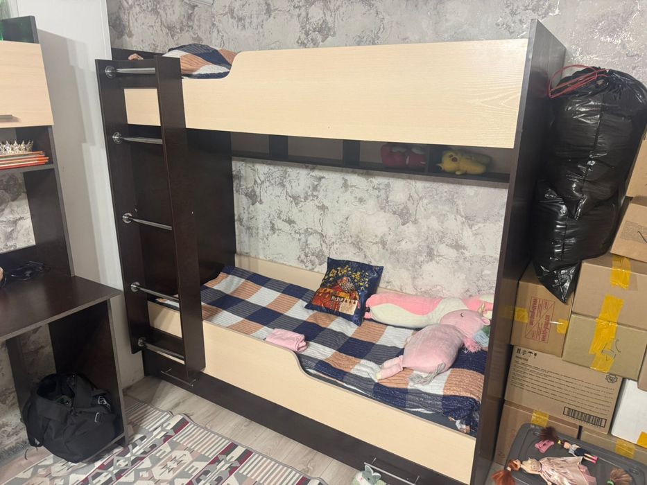 Продается детский гарнитур: письменный стол и двух ярусная кровать