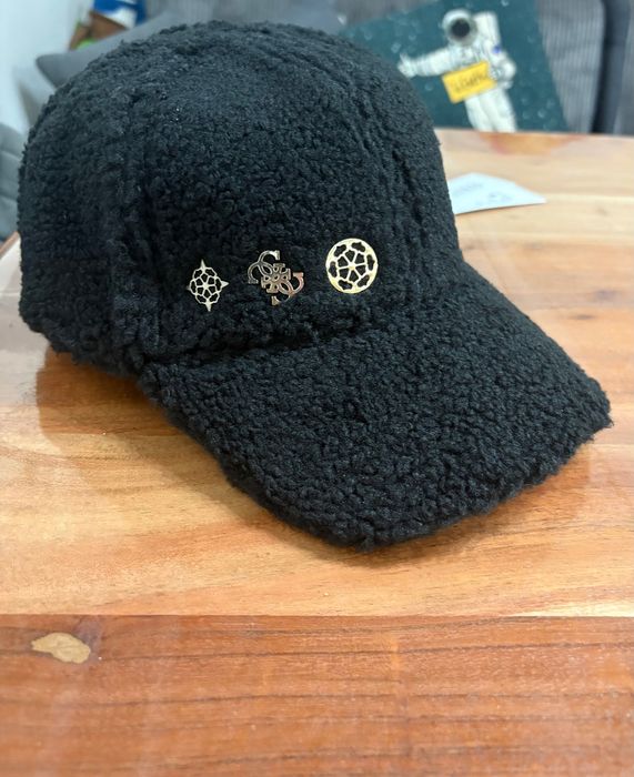 Зимна шапка Guess