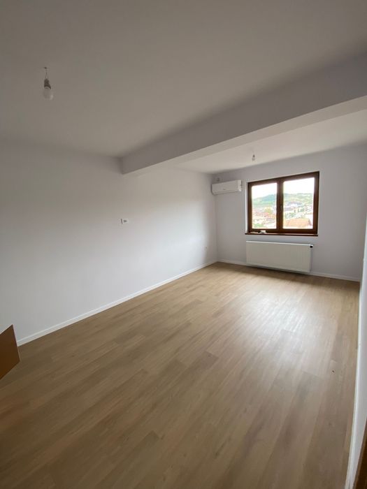 Vând apartament 2 camere,recent renovat