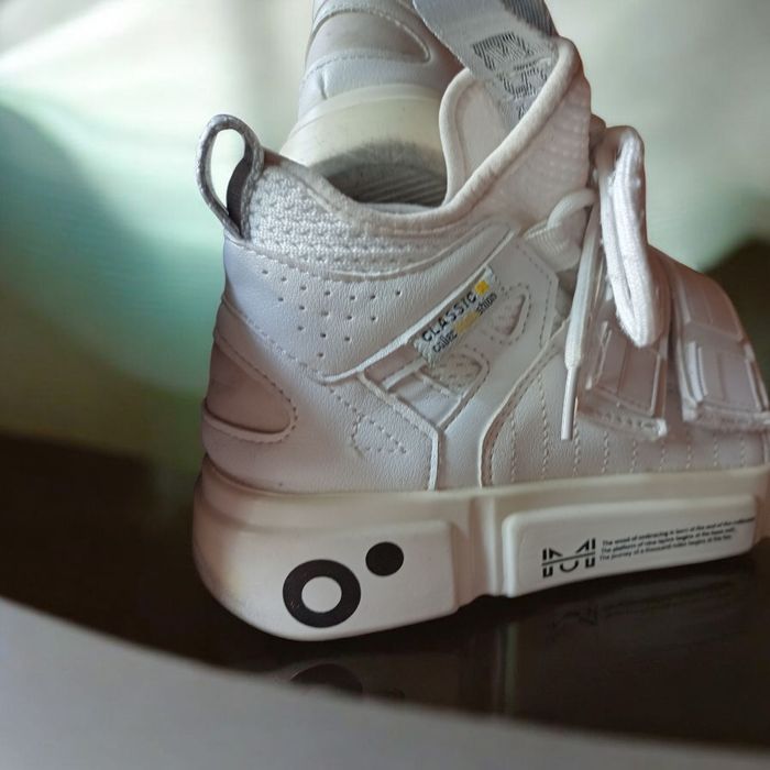 Бели дамски маратонки