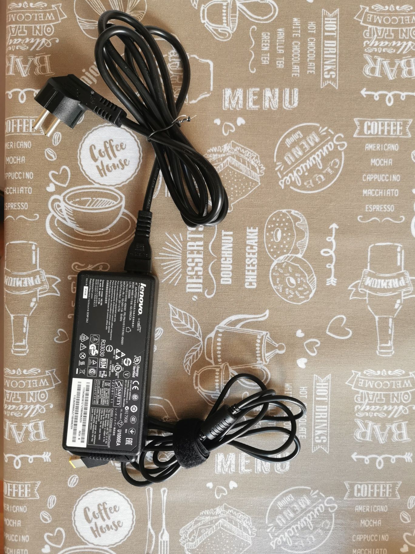 Захранване за лаптоп Адаптер за лаптоп ОРИГИНАЛЕН Lenovo 20V 6.75A 135