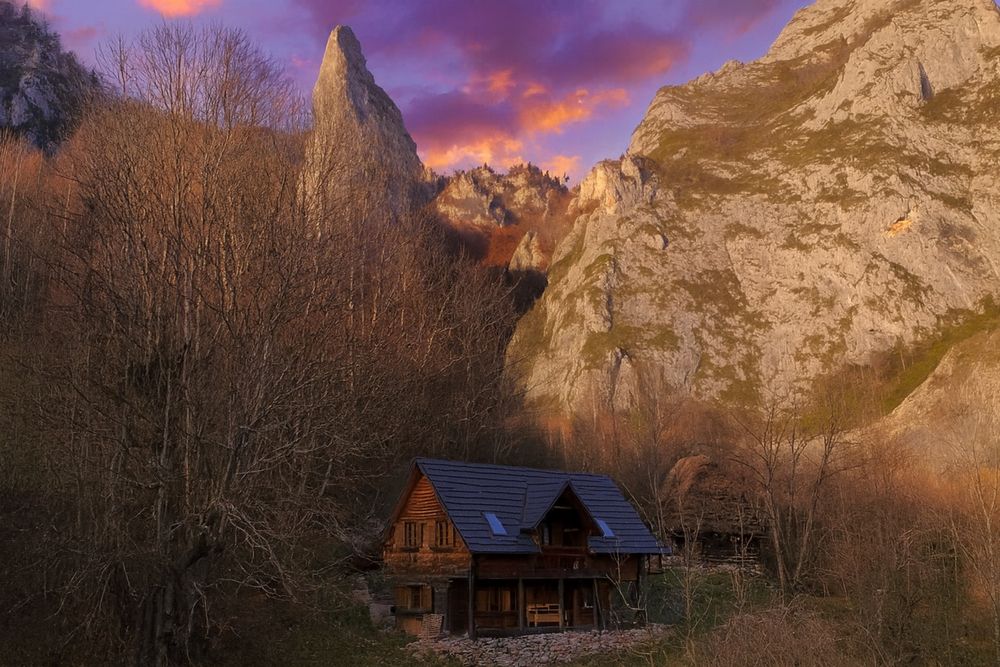 Inchiriez : Cabana de sub stanca