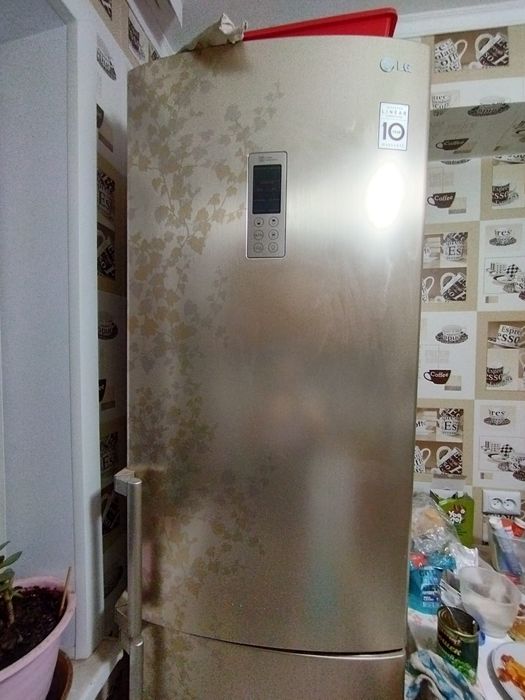 Холодильник LQ серого цвета,двухкамерный,в хорошем состоянии