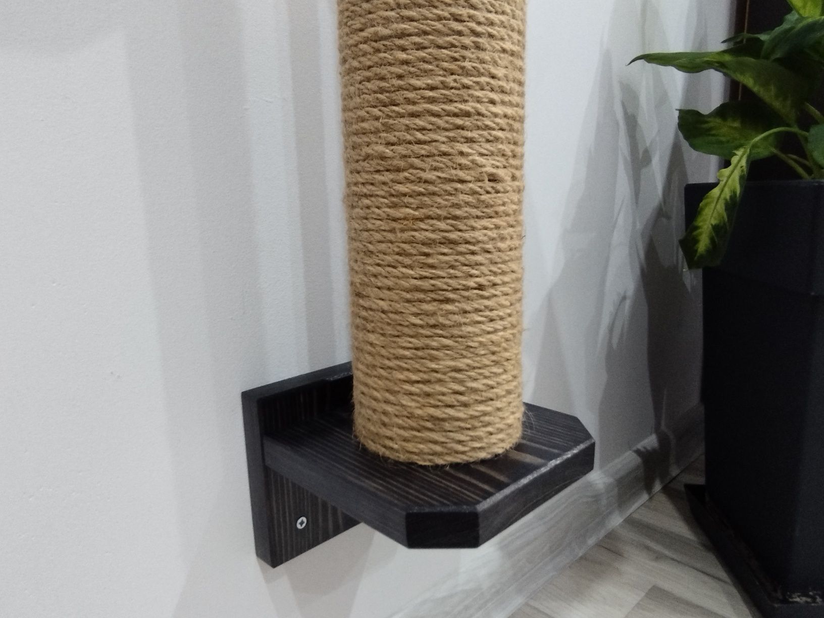 Драскалка за котка на стена