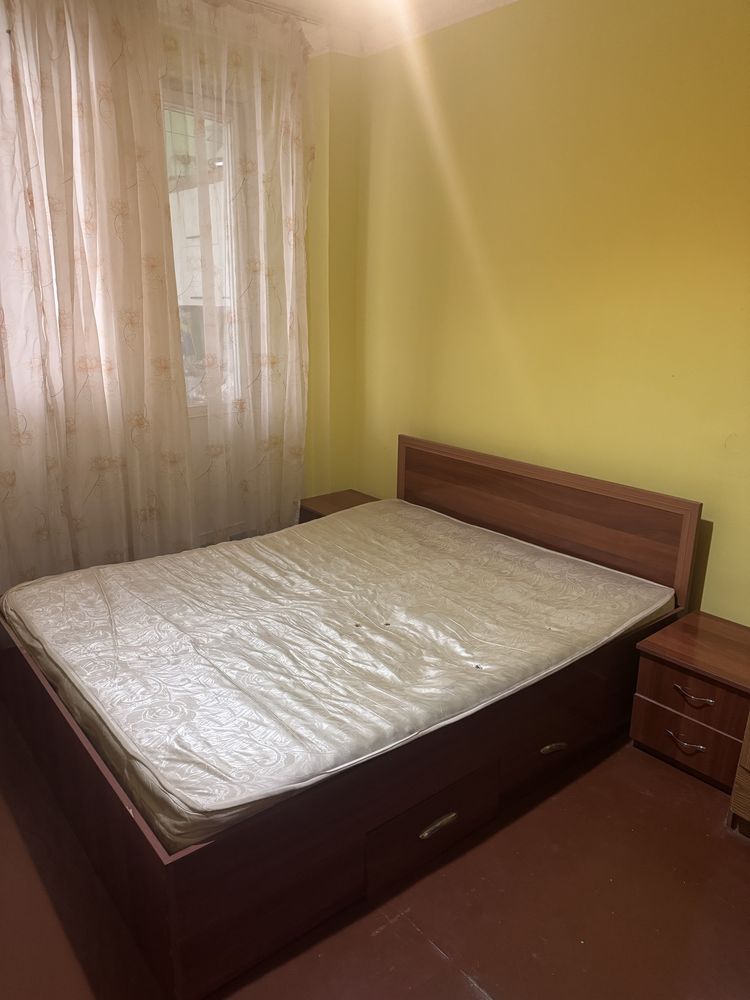 Кровать и две тумбы