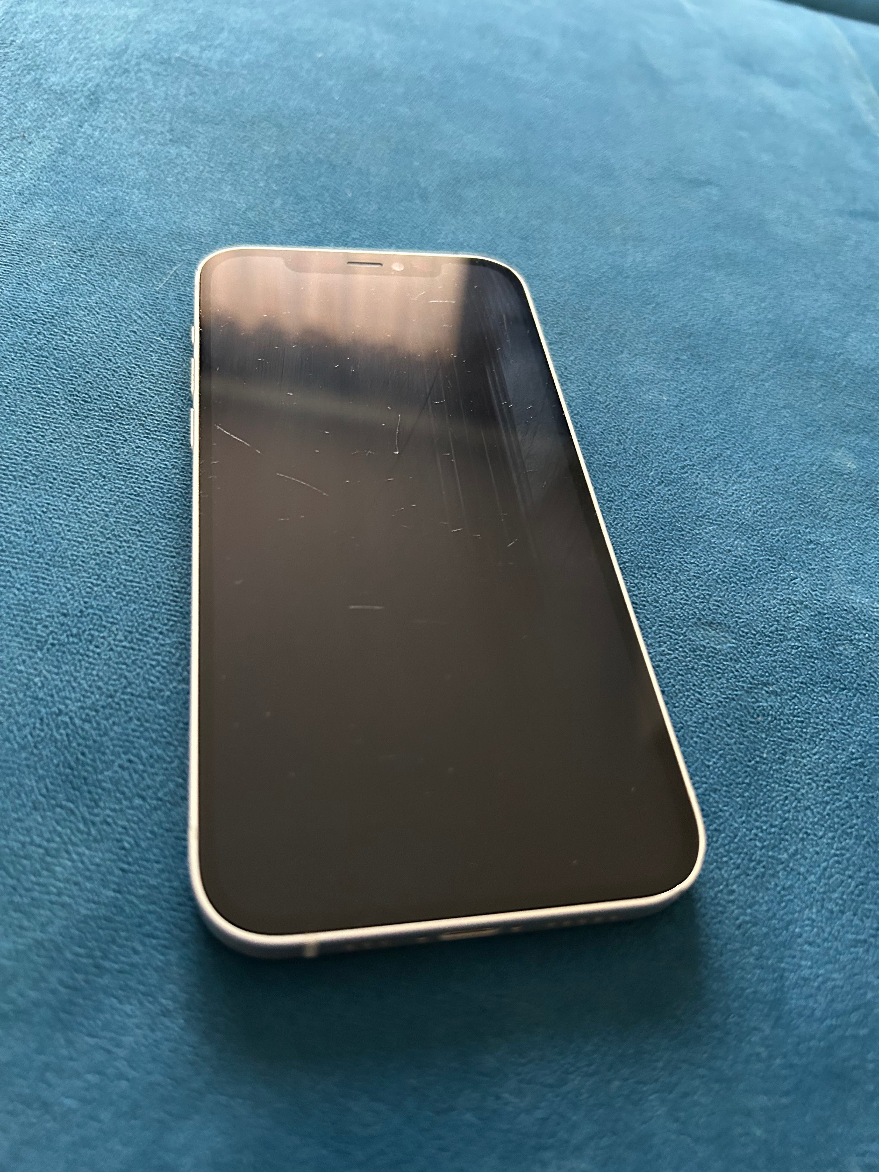 iPhone 12 64 GB бял
