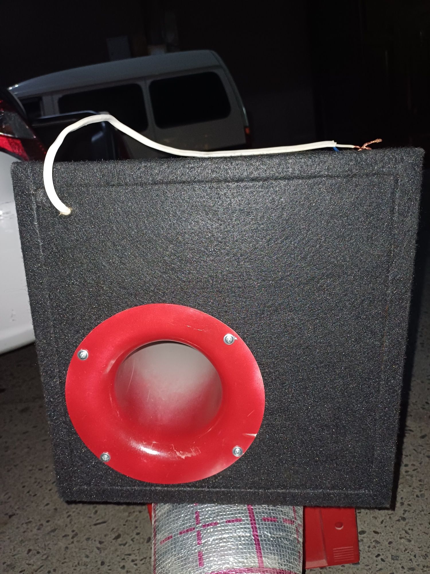 JBL sabufer buchkasi bilan birga