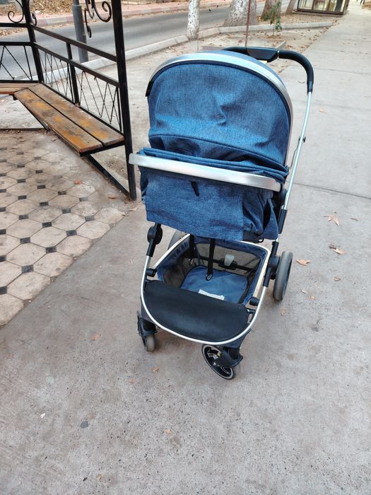 Коляска в хорошем состоянии. Удобная маленькая лекая.