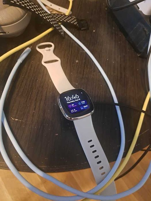 Fitbit Sense Lunar White Soft Gold