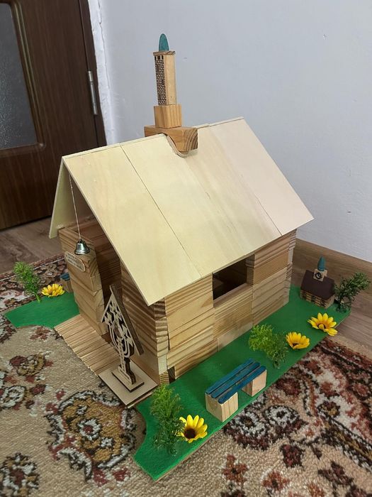 Vând macheta bisericuță din lemn,stare impecabila.