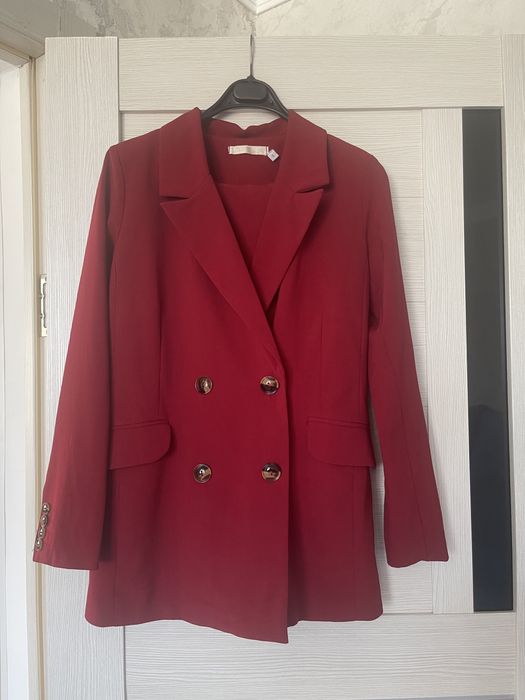 Красный брючный костюм