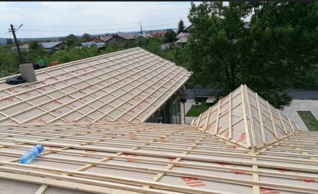 Reparații acoperișuri de urgență • firmă