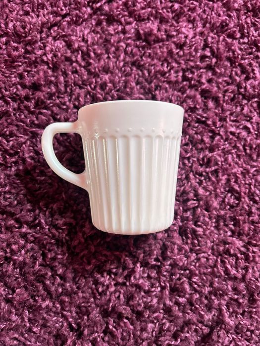 Farfuri , pahare , castrone , cani