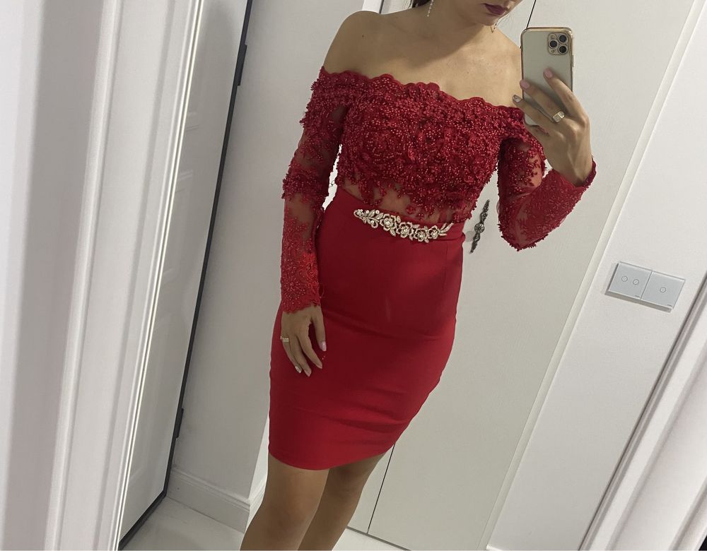 Rochie de ocazie roșie, pe umeri, cu accesoriu in talie