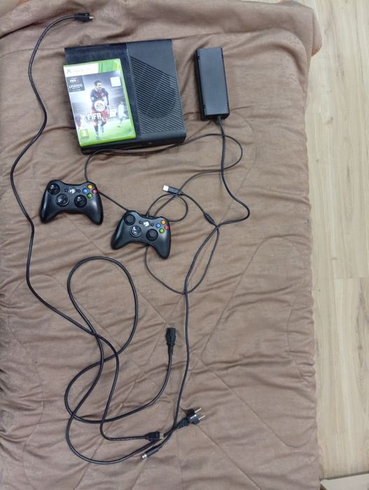 Vând Xbox 360 ..