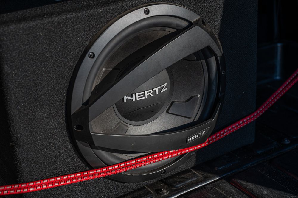 Subwoofer auto 1000w peak + statie perfecta pentru el