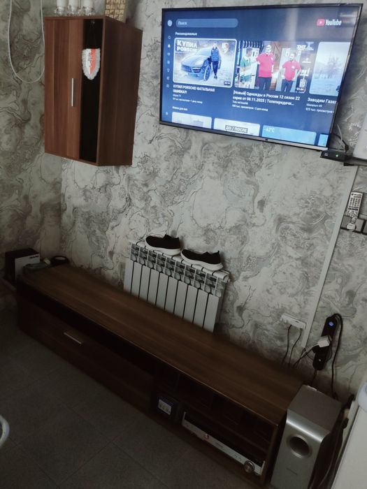 Шкаф и тумба под телевизор в отличном состоянии.