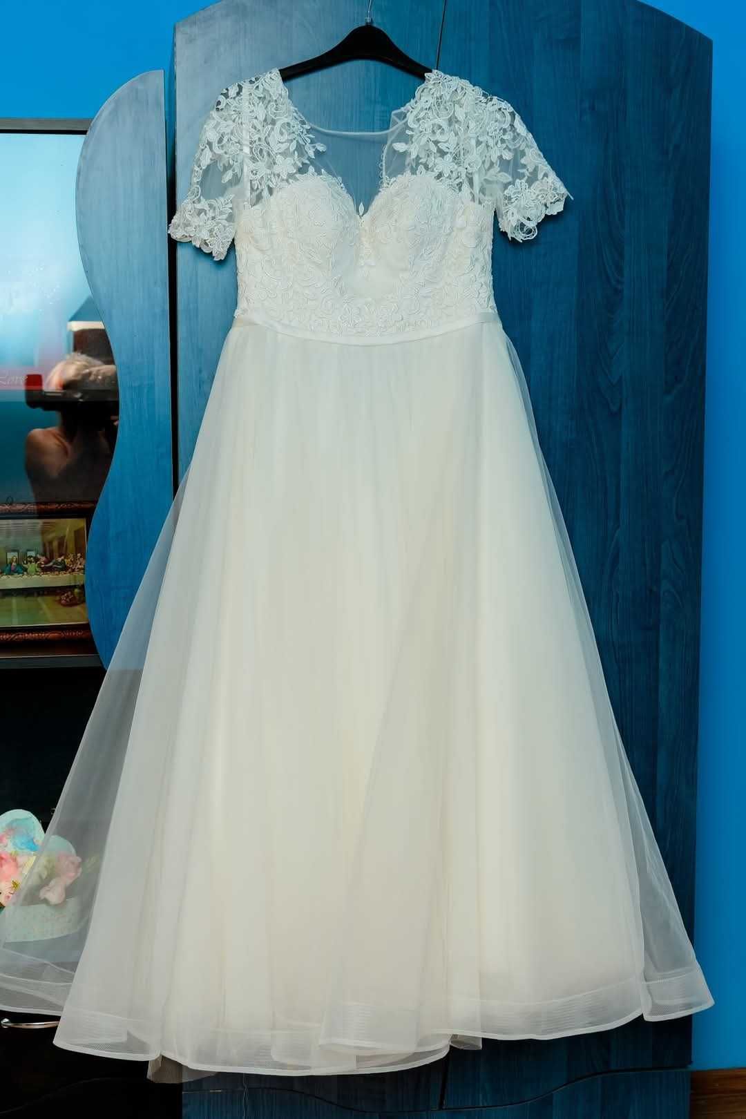 Vand Rochie de Mireasa marimea M!!!Pentru mai multe detalii in privat.