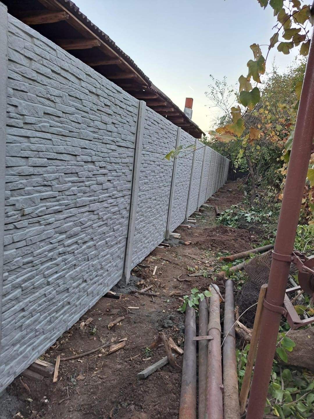 Placi de gard și stalpi de la gardultau.com garduri din beton comprima