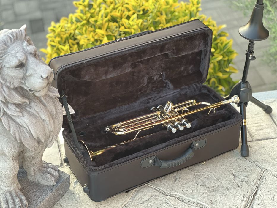 Trompetă Thomann – stare impecabilă + cutie premium + stativ inclus
