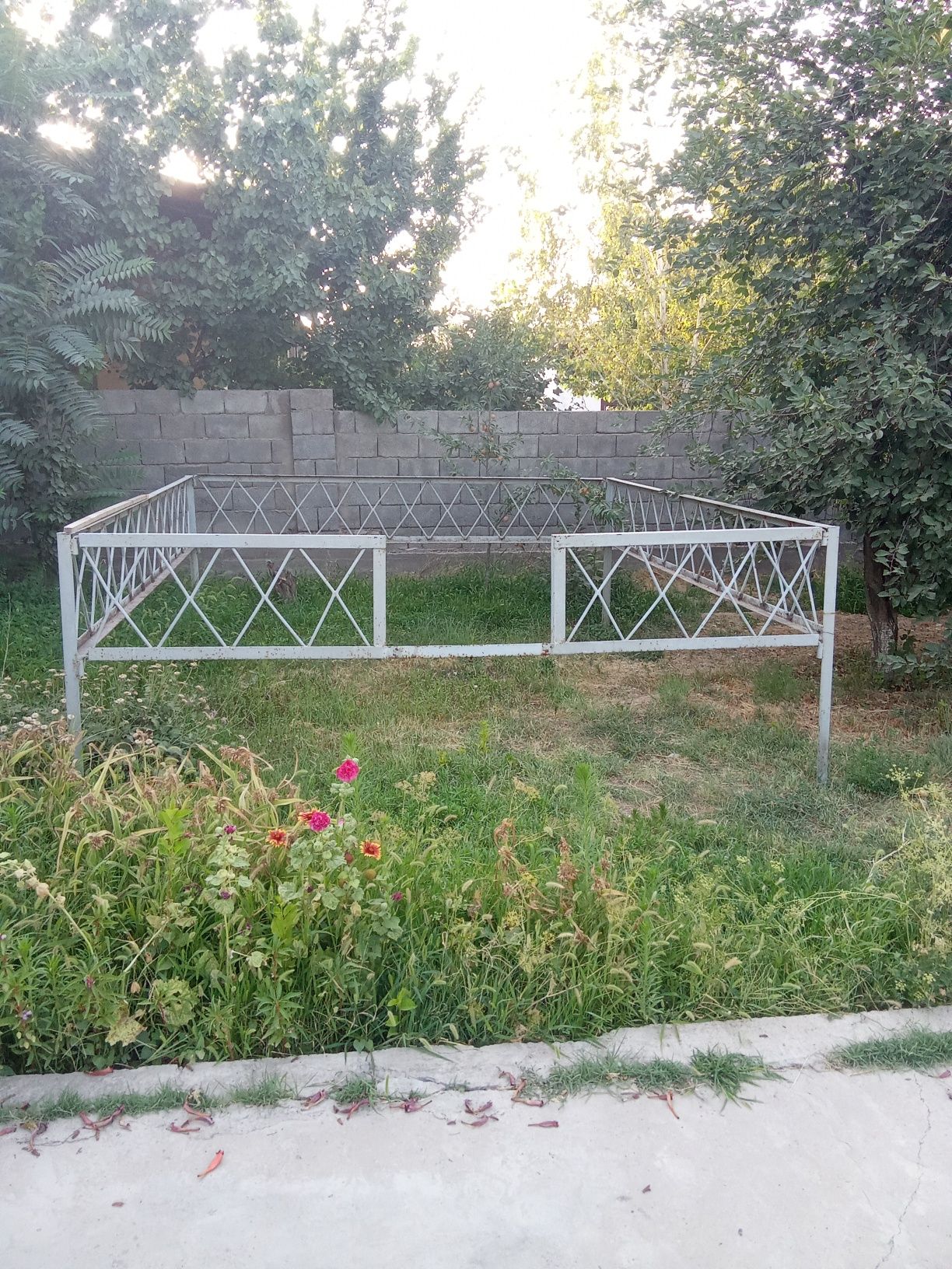 Тапчан б/у без досков 3*3,5