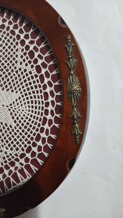 Дървен поднос с дръжки и остъклено дъно с дантела