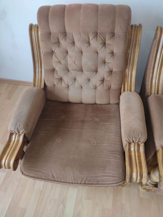 Set living din lemn masiv și catifea – canapea extensibilă + 2 fotolii