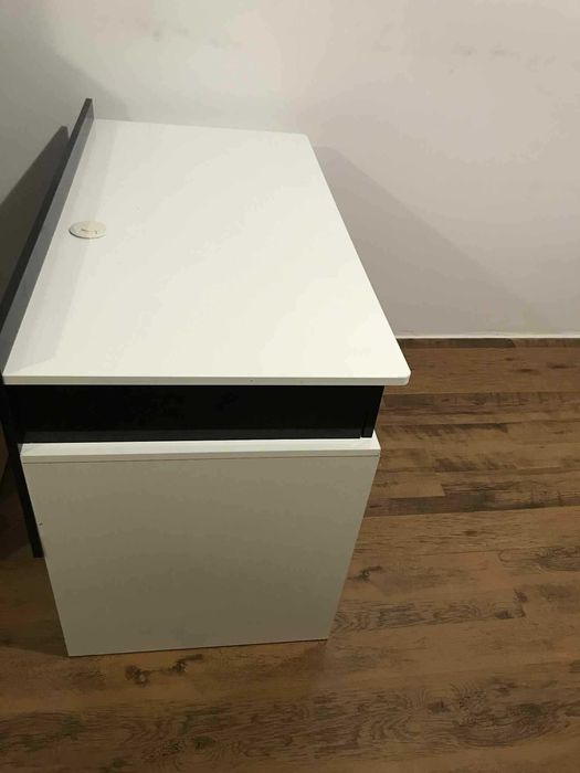 Лакирано бюро с отвор за кабели