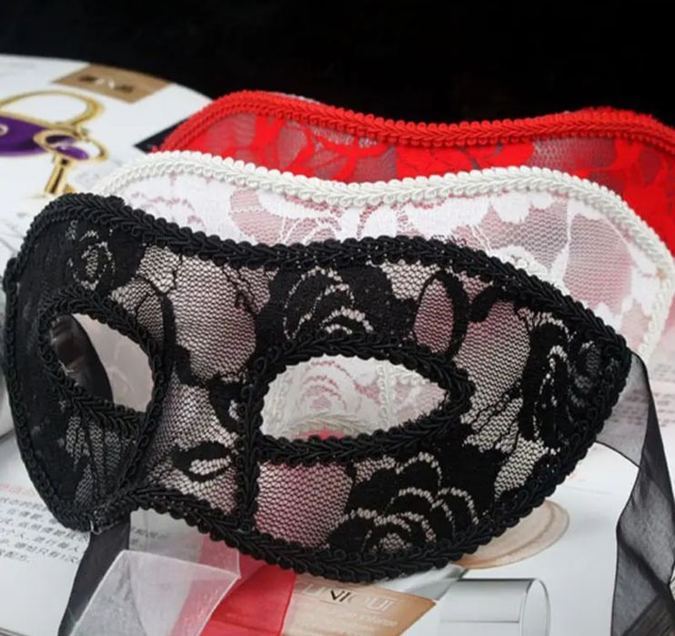 Карнавальные маски в черном,белом и красном цвете