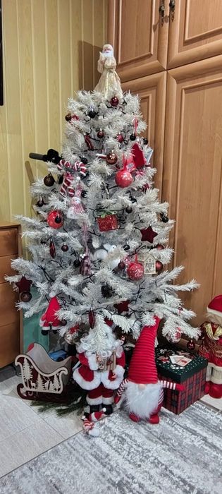 Brad alb artificial de Crăciun