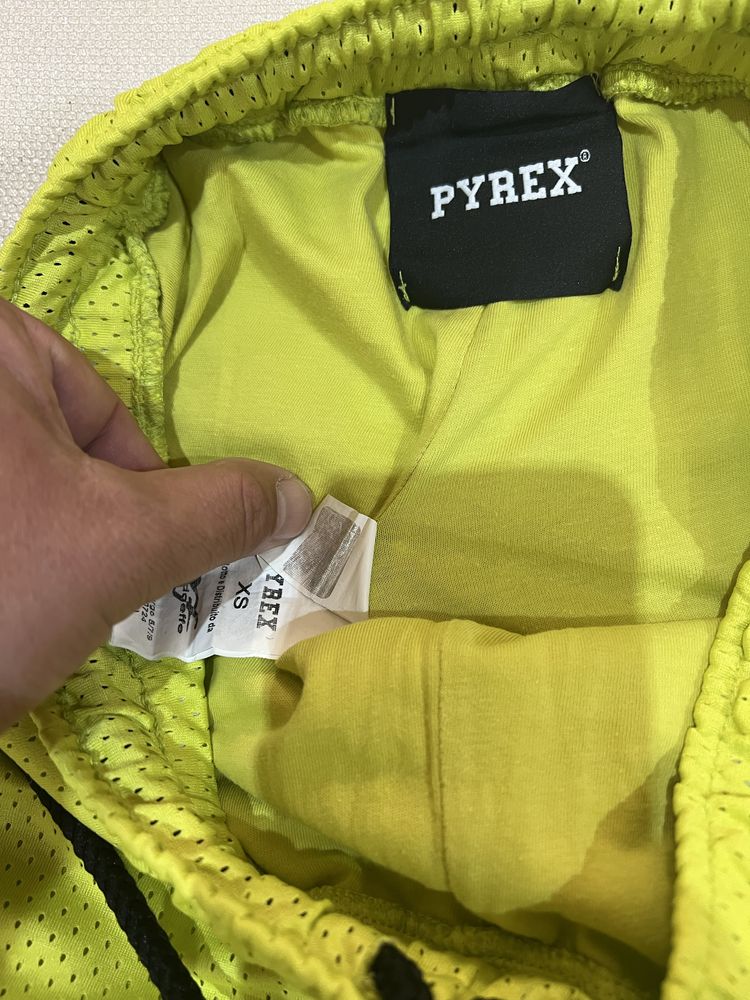Къси панталони на Pyrex